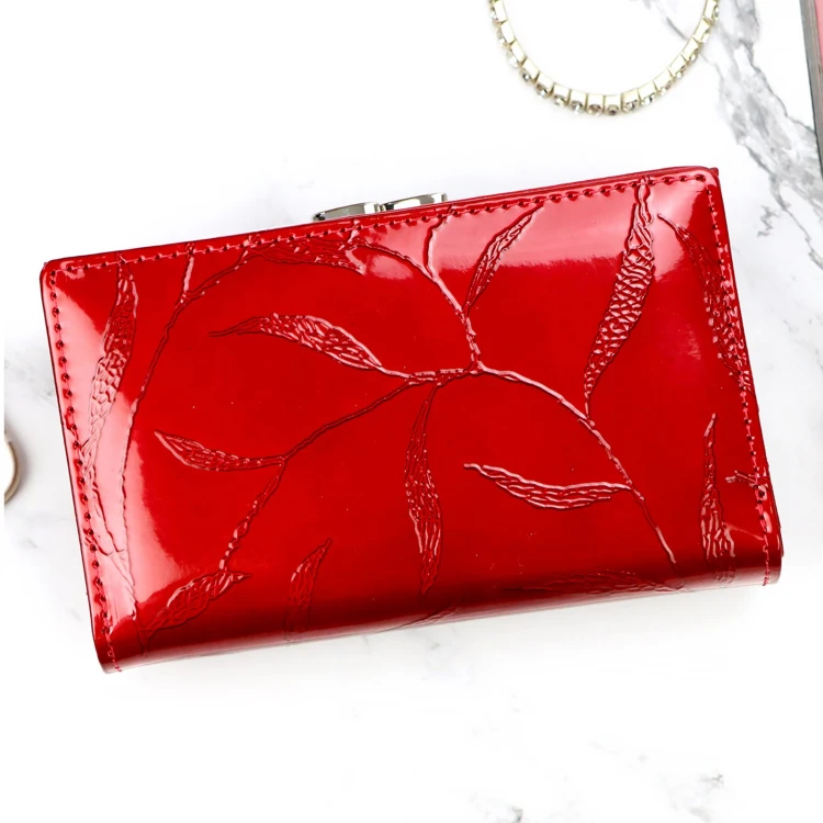 Lakierowany damski portfel z naturalnej skóry Pierre Cardin 02 LEAF-N 108